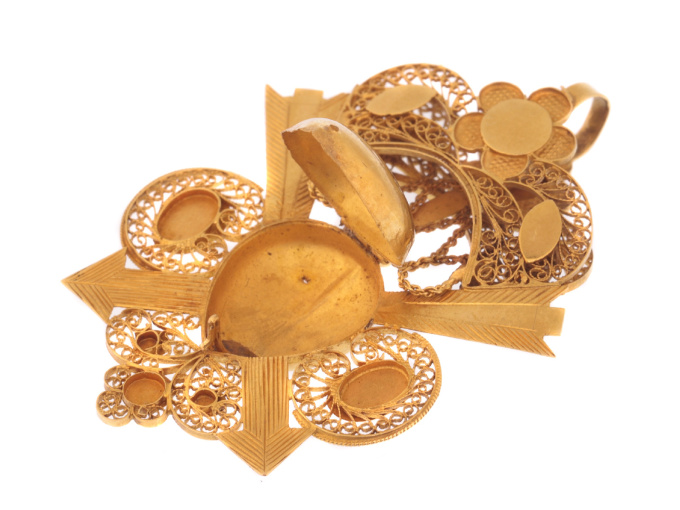 Late 18th Century Georgian arrow pierced heart locket pendant in gold filigree by Artista Sconosciuto