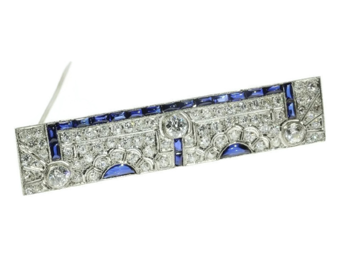 Must See! Strong design Art Deco platinum brooch diamonds and sapphires by Artista Desconhecido