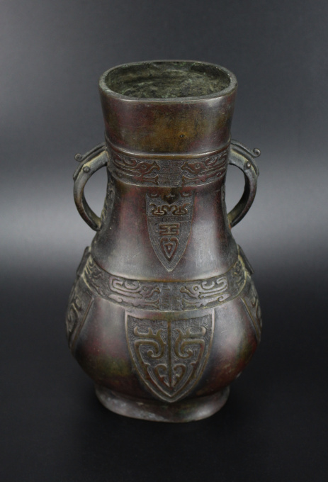 A Chinese bronze archaistic Hu vase, Ming dynasty (1368-1644) by Artiste Inconnu