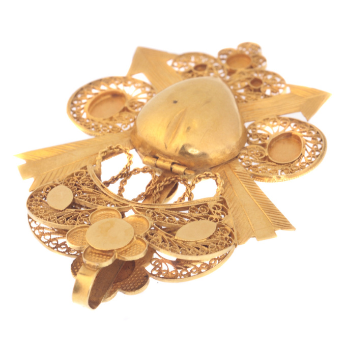 Late 18th Century Georgian arrow pierced heart locket pendant in gold filigree by Artista Sconosciuto