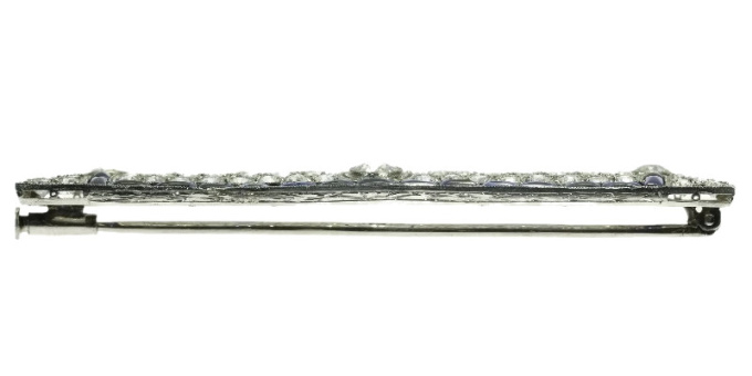 Must See! Strong design Art Deco platinum brooch diamonds and sapphires by Artista Desconhecido
