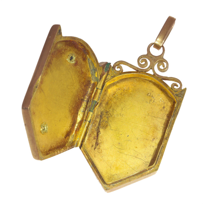 Antique 18K French gold locket with enamel work butterfly on flowers by Onbekende Kunstenaar