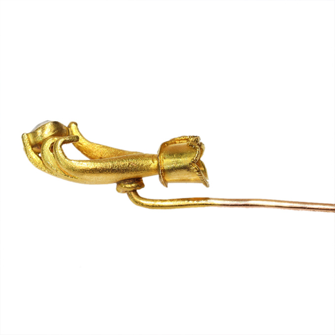 Romantic Victorian Gold Stickpin with Sculpted Hand Holding a Rose Cut Diamond by Onbekende Kunstenaar