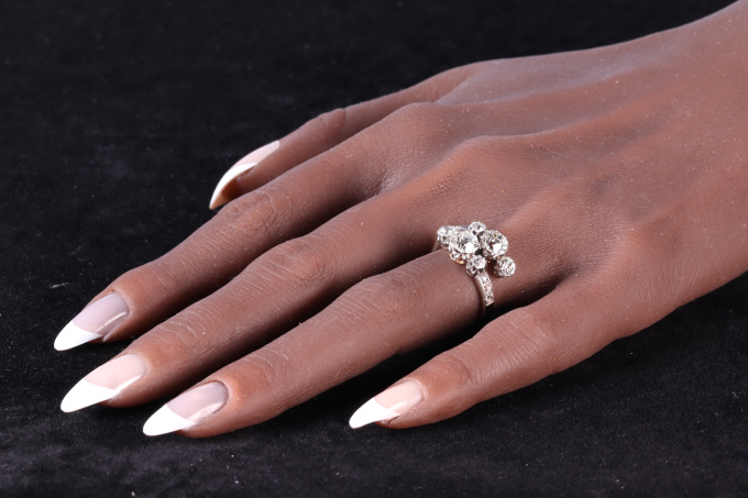 Awe-Inspiring Grandeur: Victorian Toi et Moi Ring with 2.57ct Diamonds by Artista Sconosciuto