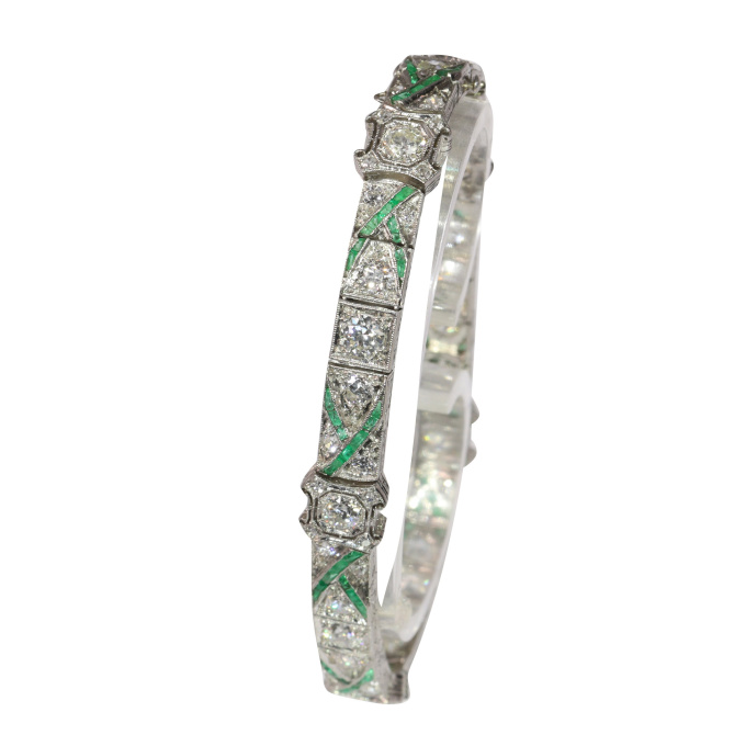A True Art Deco Gem: 1920s Platinum Bracelet with Diamonds and Emeralds by Onbekende Kunstenaar