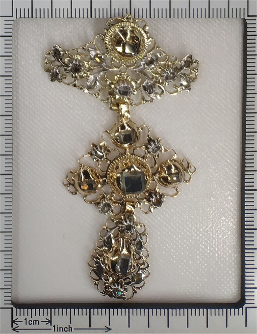 Antique early 18th Century diamond cross - a so-called à la Jeannette - with extraordinary large table rose cut by Onbekende Kunstenaar