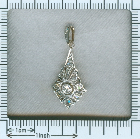 Diamond Art Deco pendant by Artiste Inconnu