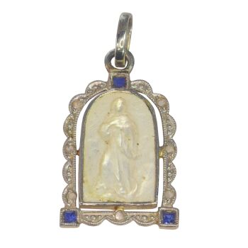 Vintage 1910's Edwardian - Art Deco 18K pendant Mother Mary medal in mother-of-pearl set with diamonds and sapphires by Unbekannter Künstler