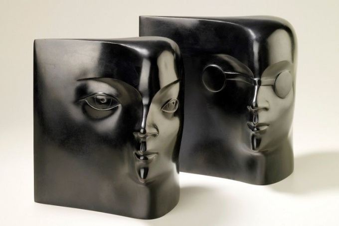 Tête Carrée I and II by Kobe