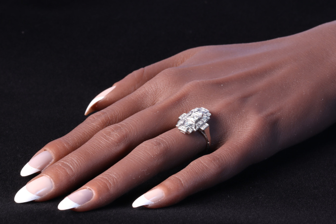 Vintage Allure: 1950's Art Deco Diamond Ring by Unbekannter Künstler