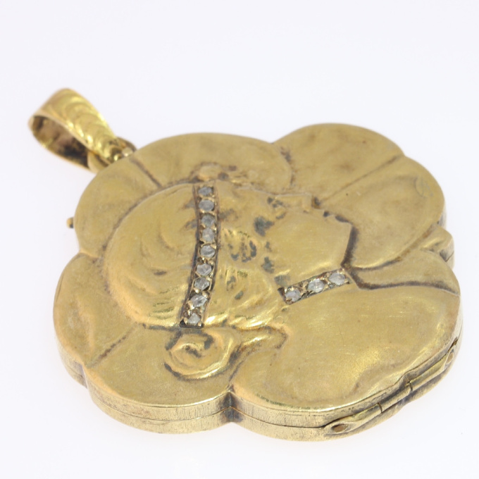 Typical Art Nouveau gold locket woman head on four leaf clover by Artiste Inconnu