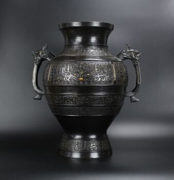 Large Chinese bronze archaistic Hu vase, Qing dynasty, late 18th to 19th century by Onbekende Kunstenaar