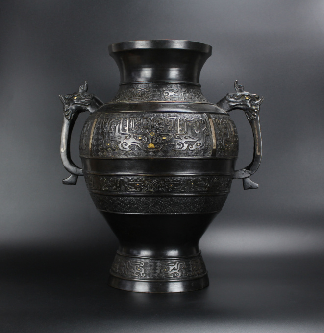 Large Chinese bronze archaistic Hu vase, Qing dynasty, late 18th to 19th century by Artista Desconocido