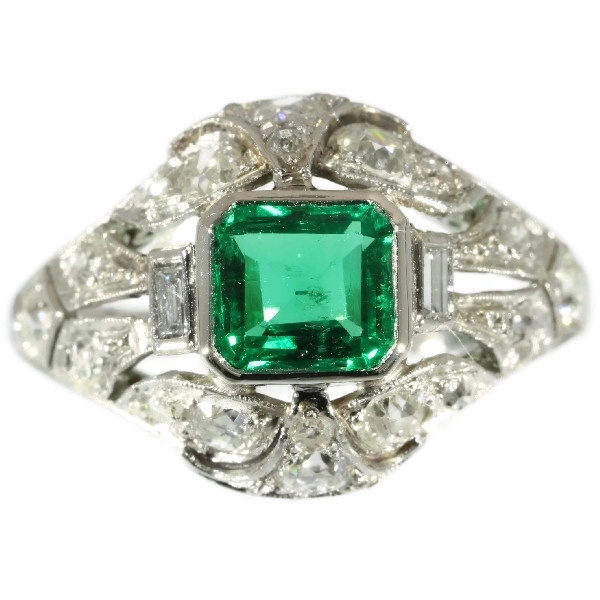 Platinum estate diamond engagement ring with truly magnificent Colombian emerald by Onbekende Kunstenaar