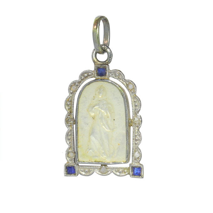 Vintage 1910's Edwardian - Art Deco 18K pendant Mother Mary medal in mother-of-pearl set with diamonds and sapphires by Unbekannter Künstler