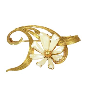 Art Nouveau Flower Brooch with Dogtooth Pearls, circa 1900 in 18ct Gold by Onbekende Kunstenaar