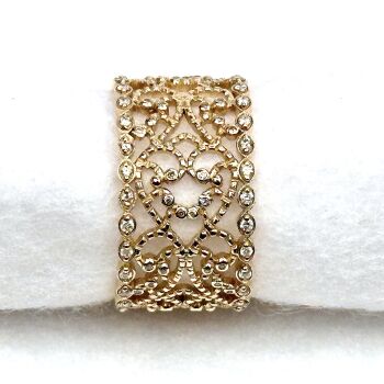 Harts ring, 18k gold with champagne colored diamonds all the way around the band. by Mary van der Sluis