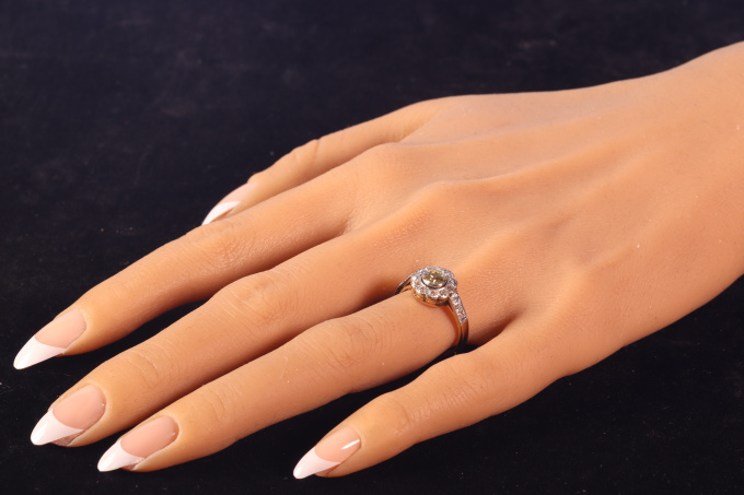 Vintage 1920's Belle Epoque / Art Deco diamond engagement ring with fancy colour center brilliant by Artista Desconhecido