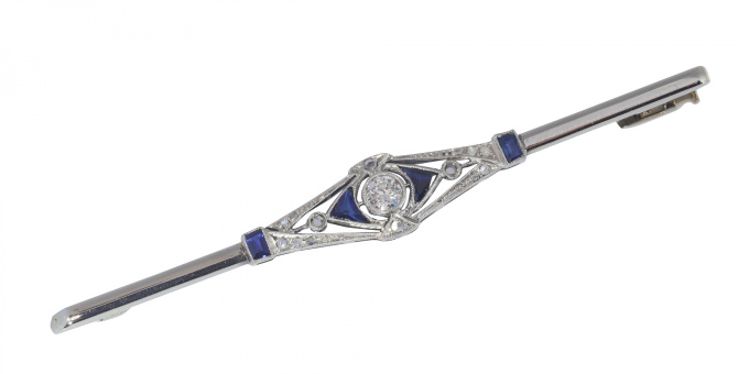 Vintage Art Deco diamond and sapphire bar brooch by Artista Desconhecido