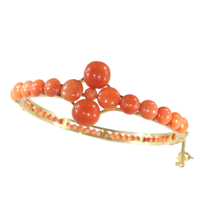 Vintage 18K coral bangle by Artista Desconocido