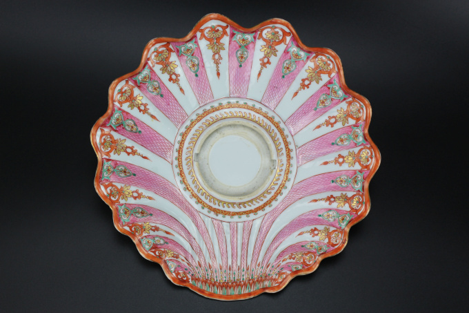 Two Chinese porcelain famille rose Mancerina plates, Qianlong Qing dynasty c. 1770 Chinese export dishes for the Spanish / Mexican market by Onbekende Kunstenaar