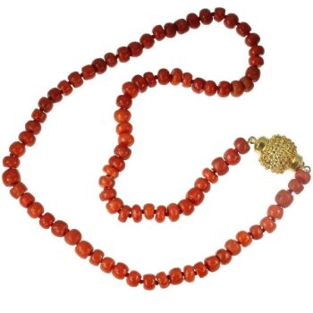 Dutch Victorian antique coral bead necklace with gold filigree closure by Onbekende Kunstenaar