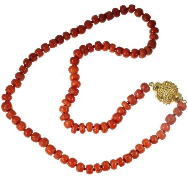 Dutch Victorian antique coral bead necklace with gold filigree closure by Artista Sconosciuto