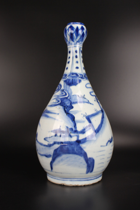 A rare Chinese blue and white bottle vase, Ming dynasty, Wanli period by Onbekende Kunstenaar