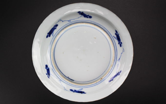 Two Chinese porcelain blue and white ‘Van Frytom’ style ‘Scheveningen’ or ‘Deshima’ dishes, Yongzheng period (1722–35) by Artista Desconhecido