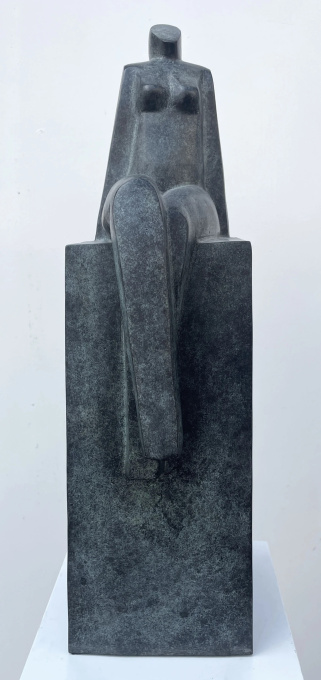Zittende vrouw op zuil by Giuseppe Lamers