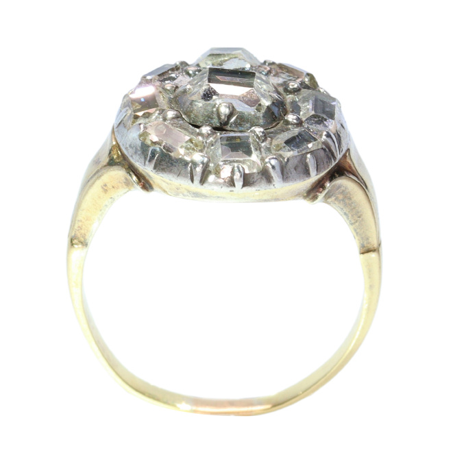 Table Cut Brilliance: A Rare Diamond Cluster Ring from circa 1600 by Artista Sconosciuto