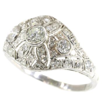 Platinum diamond engagement ring slightly domed by Artista Desconhecido