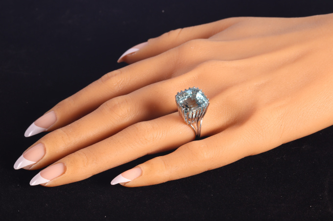 Vintage Fifties cocktail ring with large untreated aquamarine of approximately 16 crt by Artista Sconosciuto