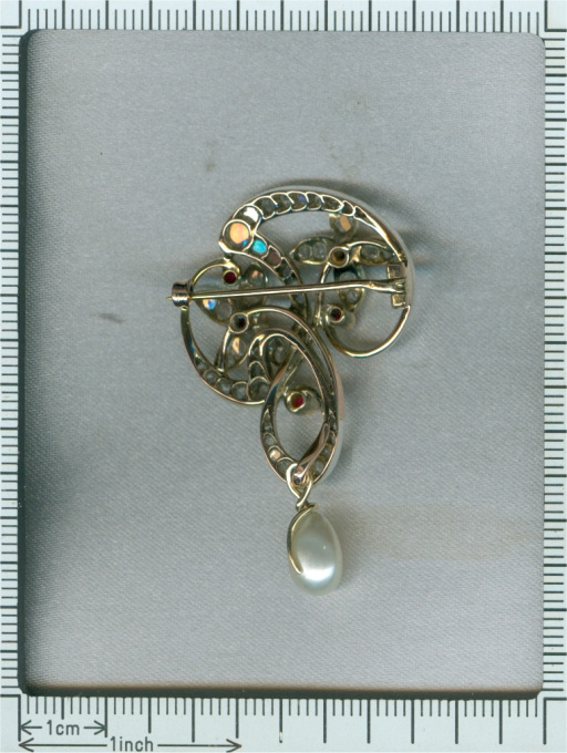 Art Nouveau brooch with diamonds and rubies Jugendstil by Artiste Inconnu