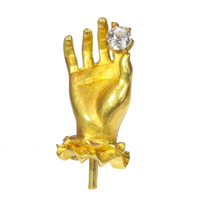 Antique 18K yellow gold tiepin hand holding an old mine cut diamond by Onbekende Kunstenaar