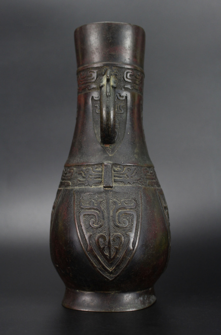 A Chinese bronze archaistic Hu vase, Ming dynasty (1368-1644) by Artiste Inconnu