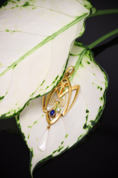 Romantic Whiplash: Art Nouveau Pendant with Diamonds, Sapphire, and Rare Pearl by Artista Desconocido