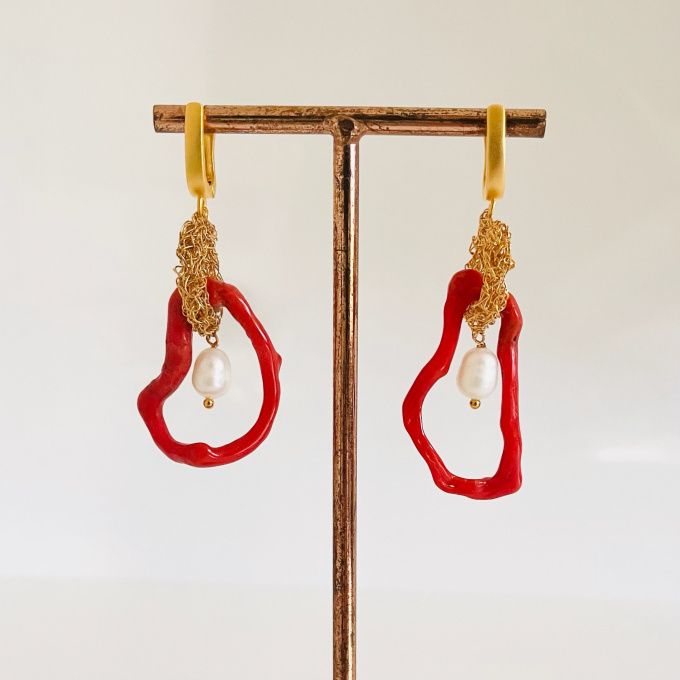 Coral oorhangers by Wilhelmina Huysman
