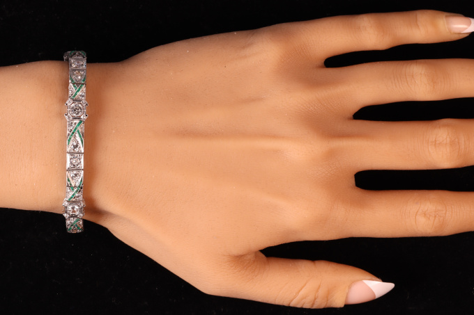 A True Art Deco Gem: 1920s Platinum Bracelet with Diamonds and Emeralds by Onbekende Kunstenaar