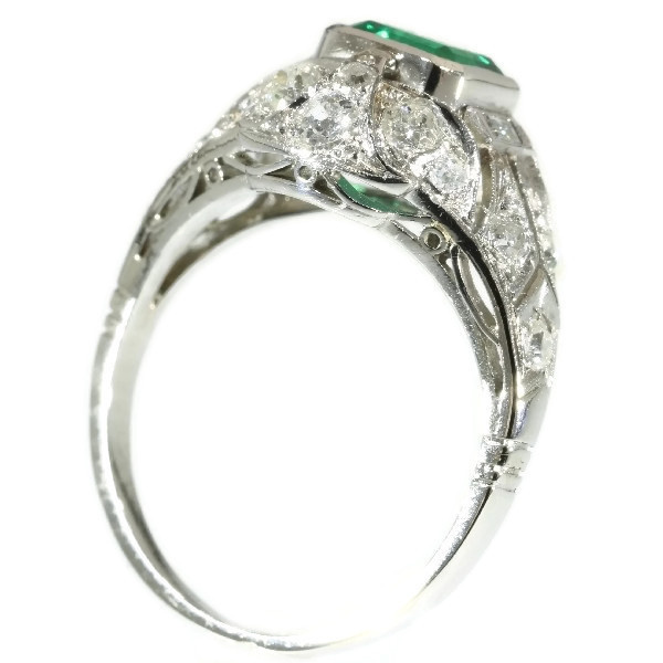 Platinum estate diamond engagement ring with truly magnificent Colombian emerald by Onbekende Kunstenaar