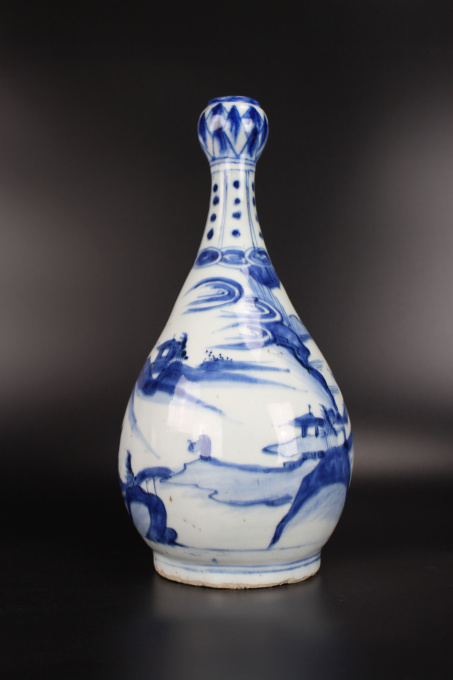 A rare Chinese blue and white bottle vase, Ming dynasty, Wanli period by Onbekende Kunstenaar