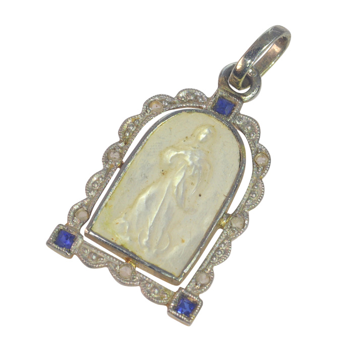 Vintage 1910's Edwardian - Art Deco 18K pendant Mother Mary medal in mother-of-pearl set with diamonds and sapphires by Unbekannter Künstler