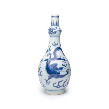 A Chinese Porcelain Ming dynasty Transitional Blue And White ‘dragon’ Vase | Shunzhi Period (1644-1661) by Onbekende Kunstenaar