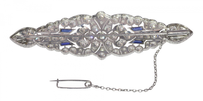 Vintage platinum Art Deco diamond brooch with sapphire accents by Unbekannter Künstler