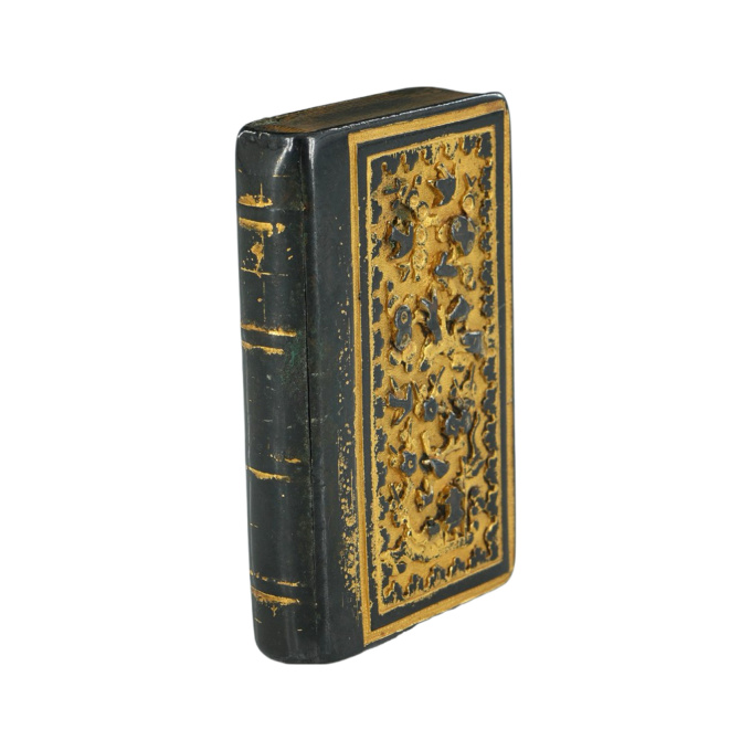 A rare Sawasa ware book-form box and cover, Edo period, early 18th century by Onbekende Kunstenaar