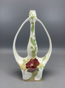 Rozenburg eierschaal vase by H.G Huvvenaar