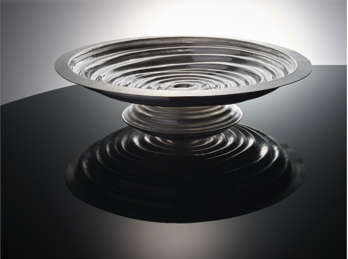 fluidity bowl on base by Paul de Vries