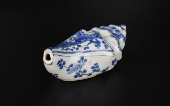 A very rare Chinese blue and white conch-shaped water dropper, Ming dynasty, Wanli period (1573–1619) by Artista Desconhecido