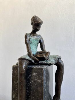 Aaltje (op sokkel) by Cher Mattijssen