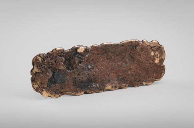 A Chinese bronze brush rest or paperweight, late Ming dynasty to early Qing dynasty, 17th century by Artista Desconhecido